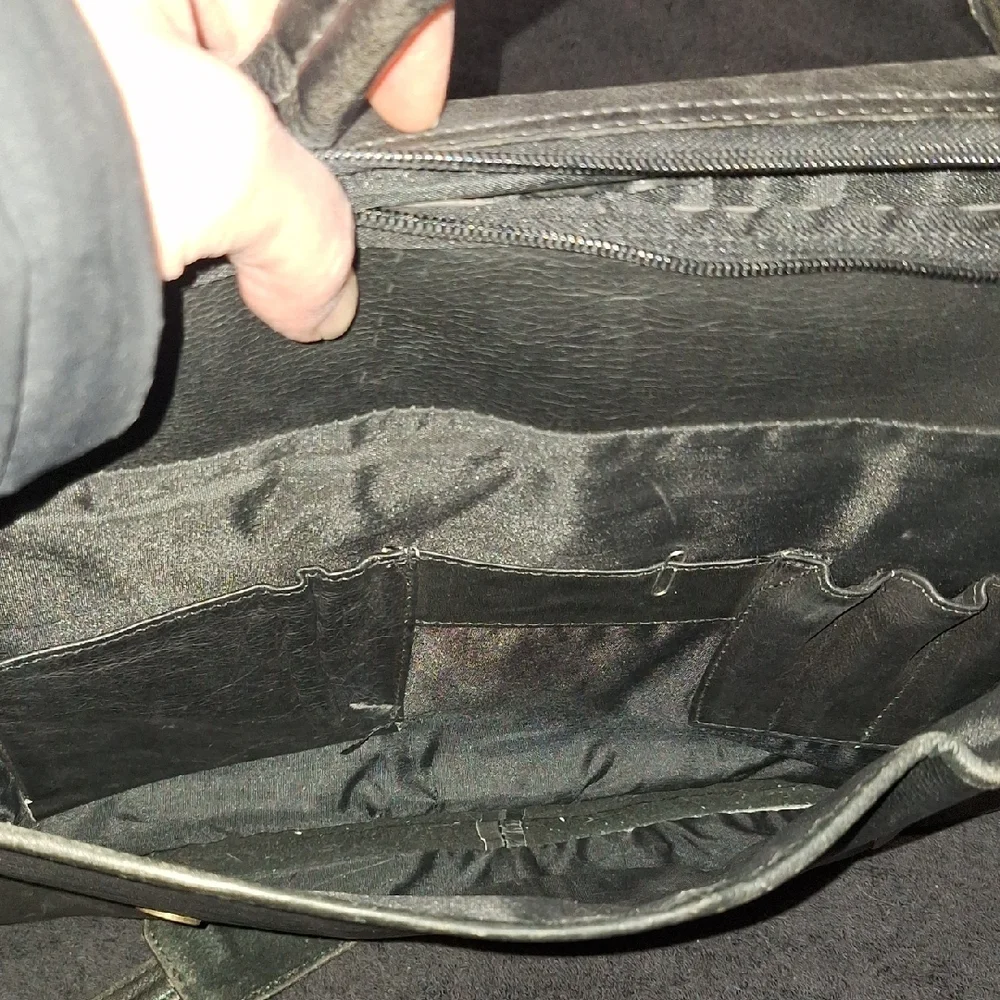 Vintage Classic Black Leather Messenger Bag - Adjustable Strap and Flap Closure
